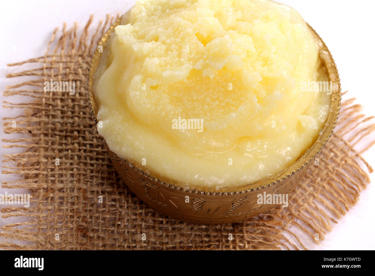 Clariified desi Ghee o mantequilla líquida, aceite de cocina, ghee puro  Fotografía de stock - Alamy