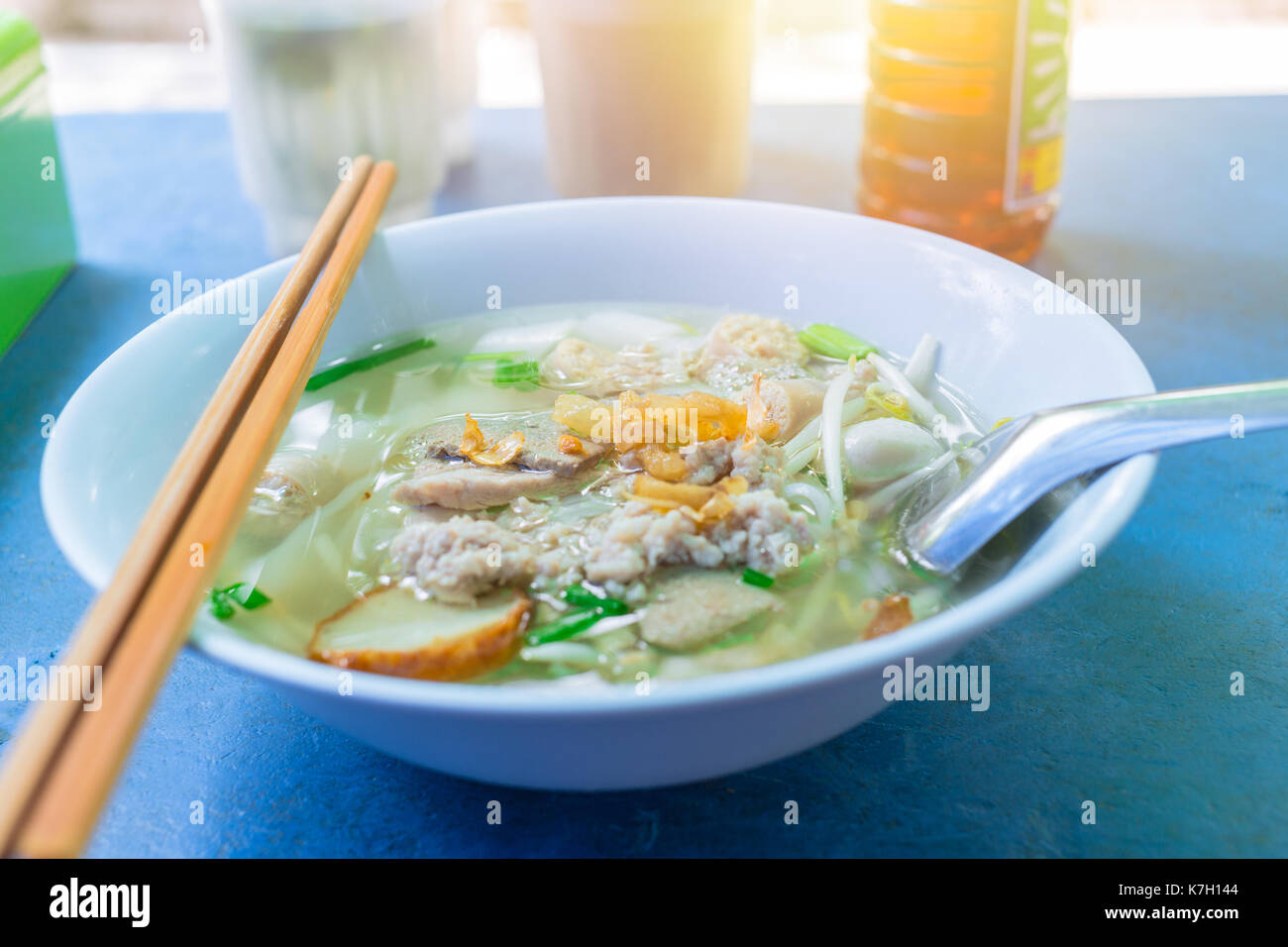 Estilo chino tailandés con fideos beansprout. almuerzo de comida de la calle en Tailandia. Foto de stock
