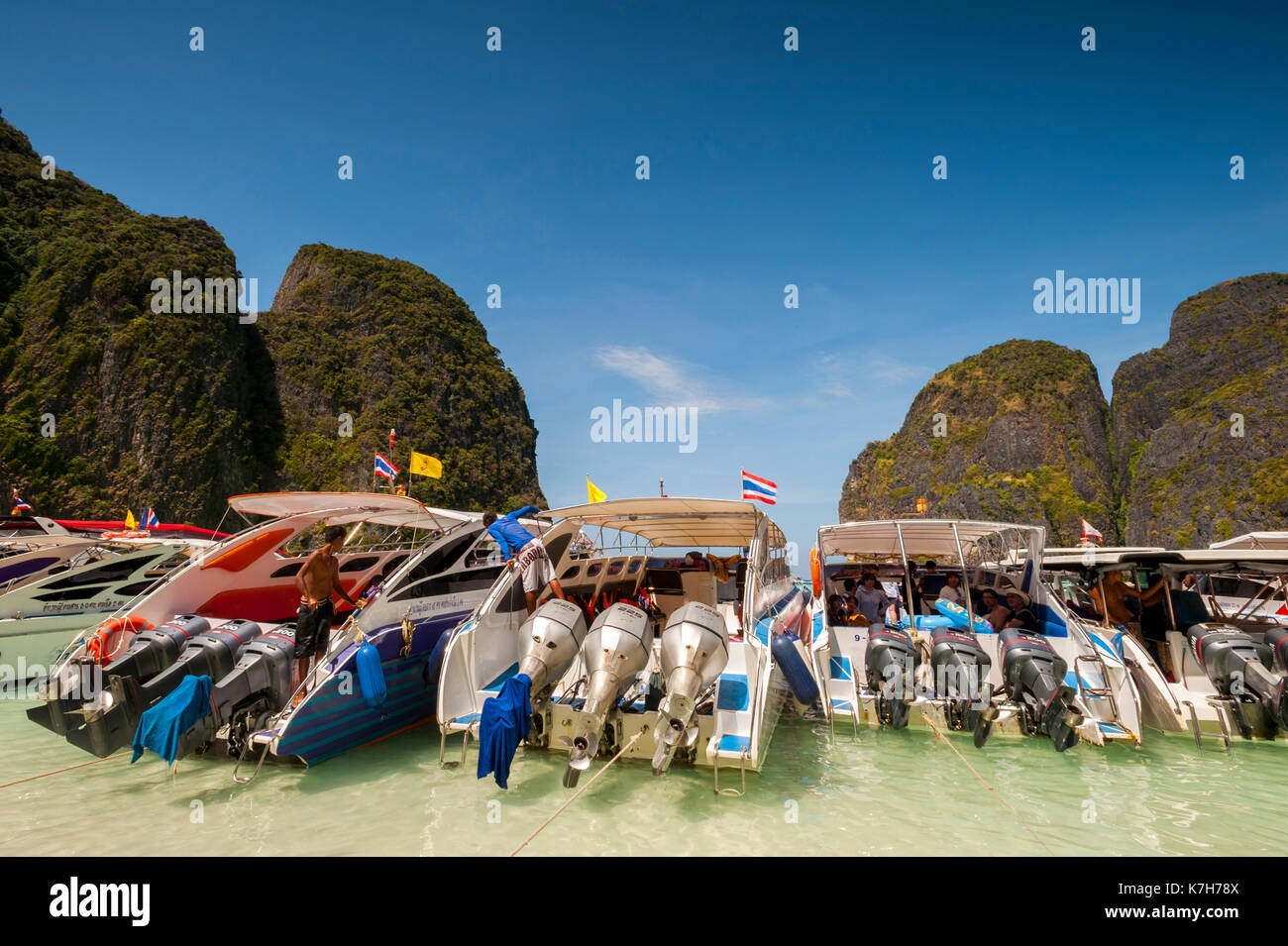 Los barcos turísticos se alinearon en el maya bay, Isla de Ko Phi Phi lee, Tailandia. Foto de stock
