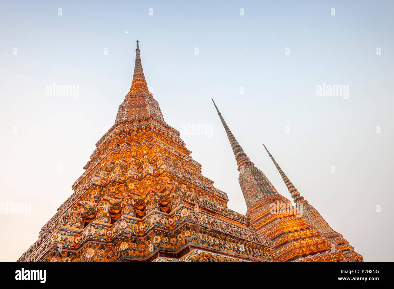 Tres Chedi, Phra Maha Chedi Si Ratchakan en Wat Phra Chetuphon (Wat Pho; Templo del Buda reclinado), Distrito Phra Nakhon, Bangkok, Tailandia Foto de stock
