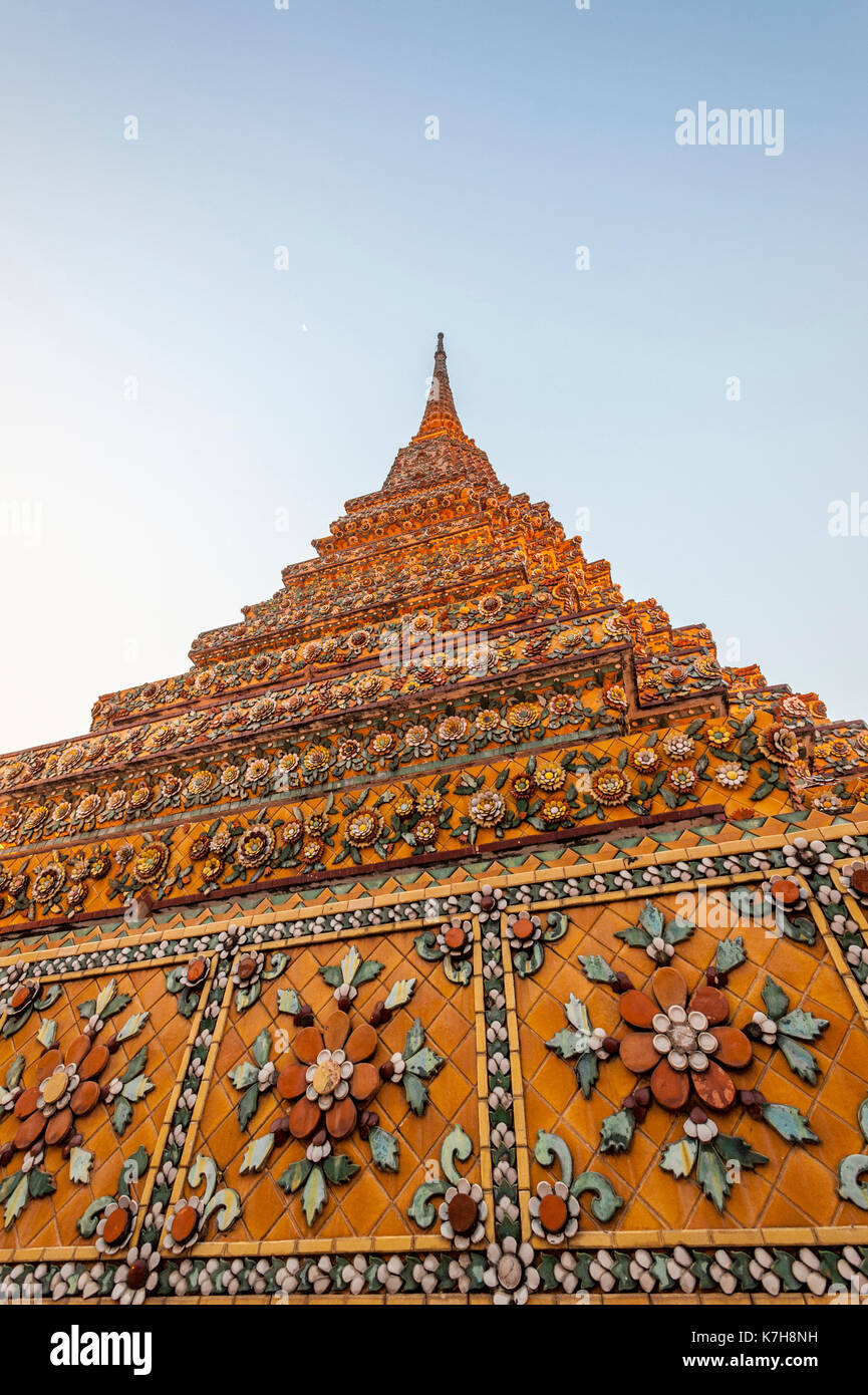 Detalles de un Chedi, Phra Maha Chedi Si Ratchakan en Wat Phra Chetuphon (Wat Pho; Templo del Buda de la recuperación). Distrito de Phra Nakhon, Tailandia Foto de stock