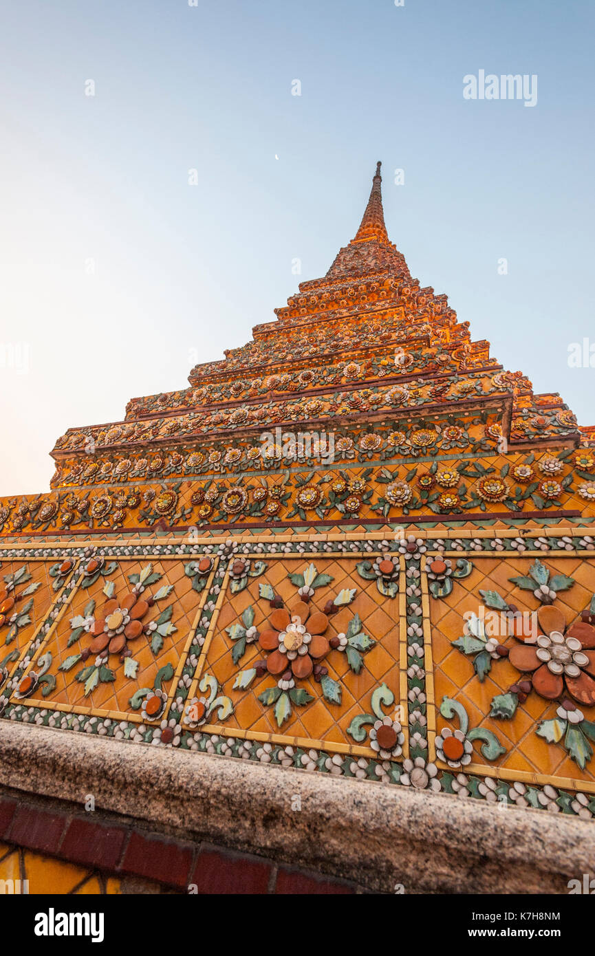 Detalles de un Chedi, Phra Maha Chedi Si Ratchakan en Wat Phra Chetuphon (Wat Pho; Templo del Buda de la recuperación). Bangkok, Tailandia Foto de stock