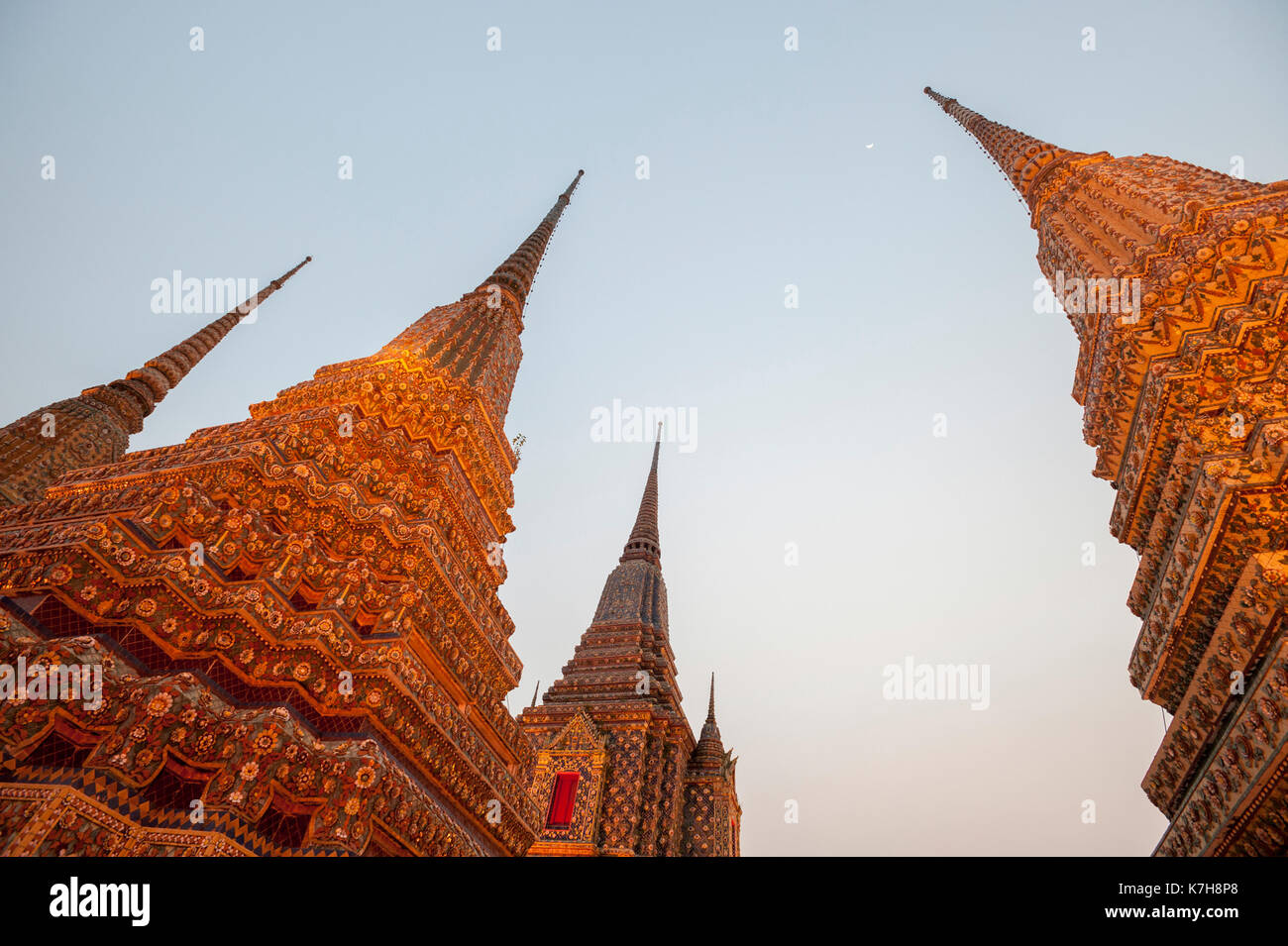Cuatro Chedi, Phra Maha Chedi Si Ratchakan con la luna en lo alto del cielo en Wat Phra Chetupón (Wat Pho: Templo del Buda que se recubre). Tailandia Foto de stock