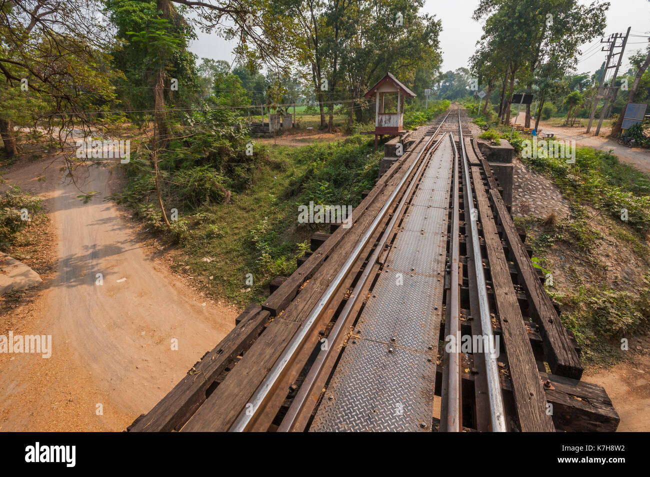 Ferrocarril y carreteras en el extremo sur del puente del río Kwai. Kanchanaburi, Tailandia Foto de stock
