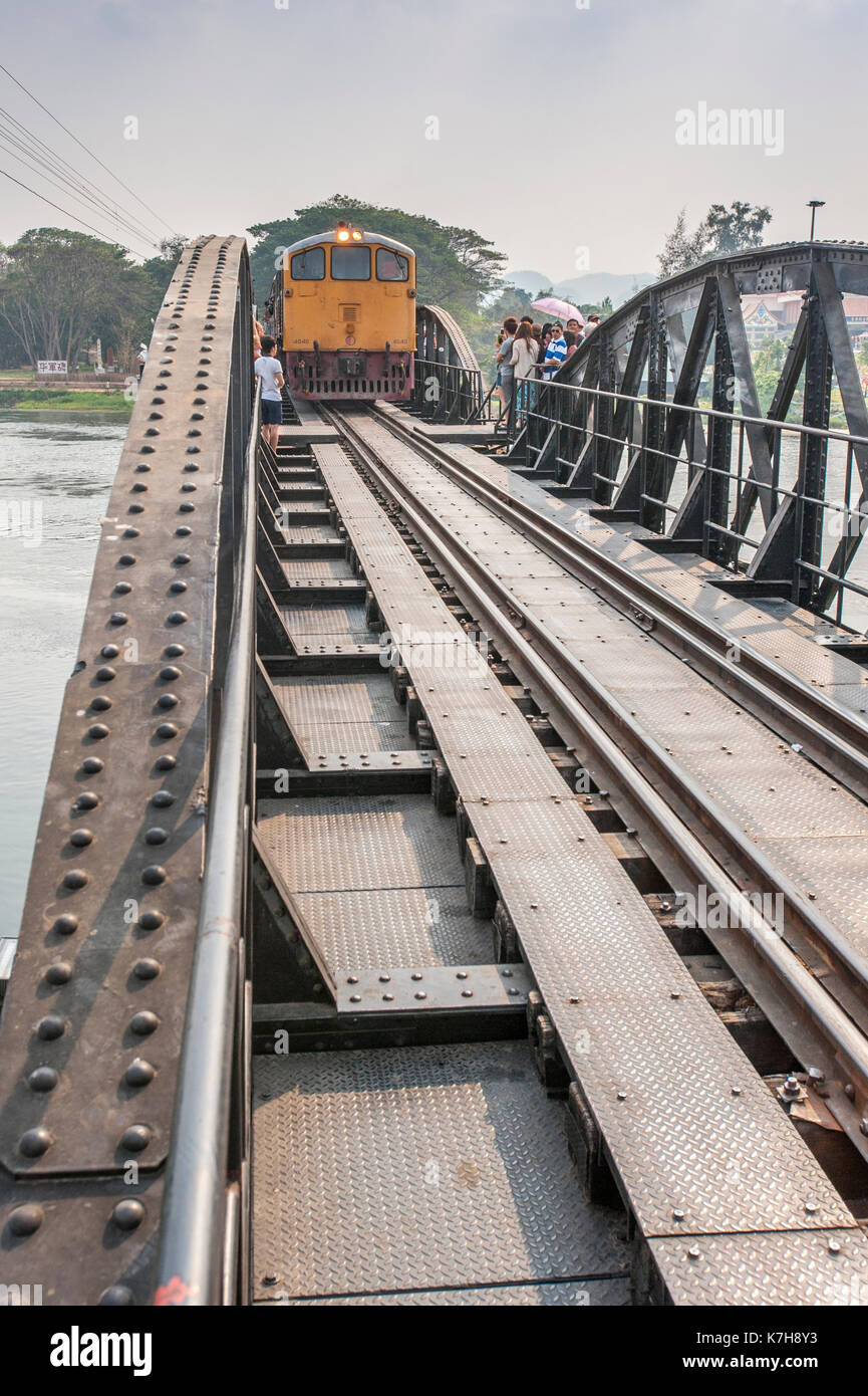 Tren en el puente del río Kwai. Kanchanaburi, Tailandia Foto de stock