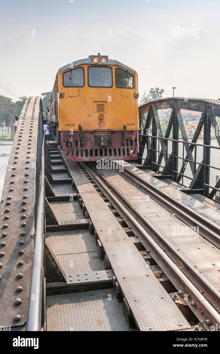 Tren en el puente del río Kwai. Kanchanaburi, Tailandia Foto de stock