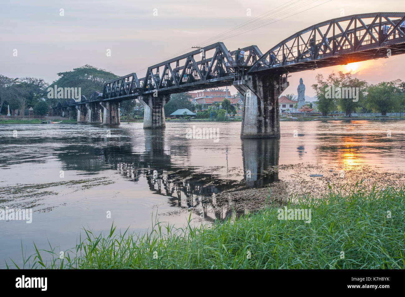 Puente del Río Kwai al atardecer. Kanchanaburi, Tailandia Foto de stock