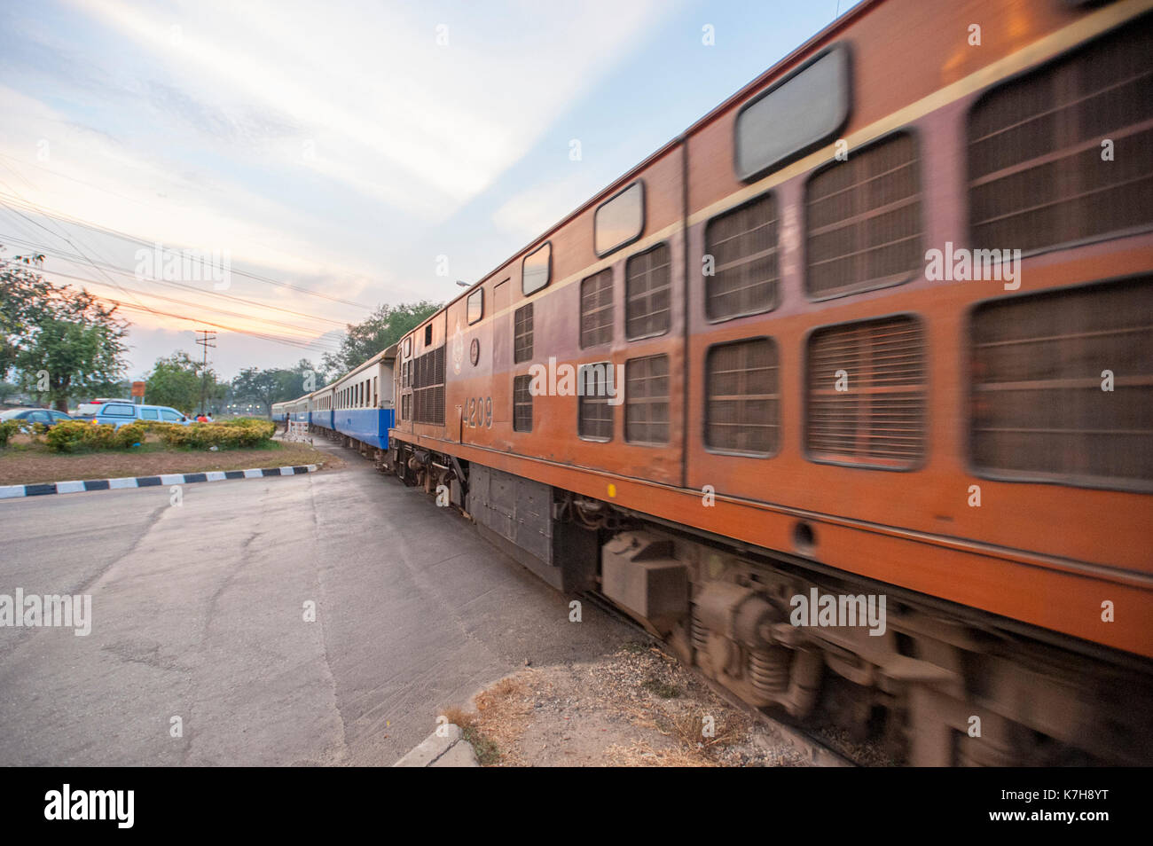 Tren pasando por Kanchanaburi, Tailandia Foto de stock