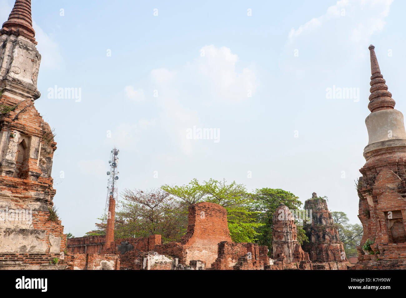 Torres de Prang, Chedi y Satellite en Wat Mahathat (Templo de la Gran reliquia), Ayutthaya, Tailandia. Foto de stock