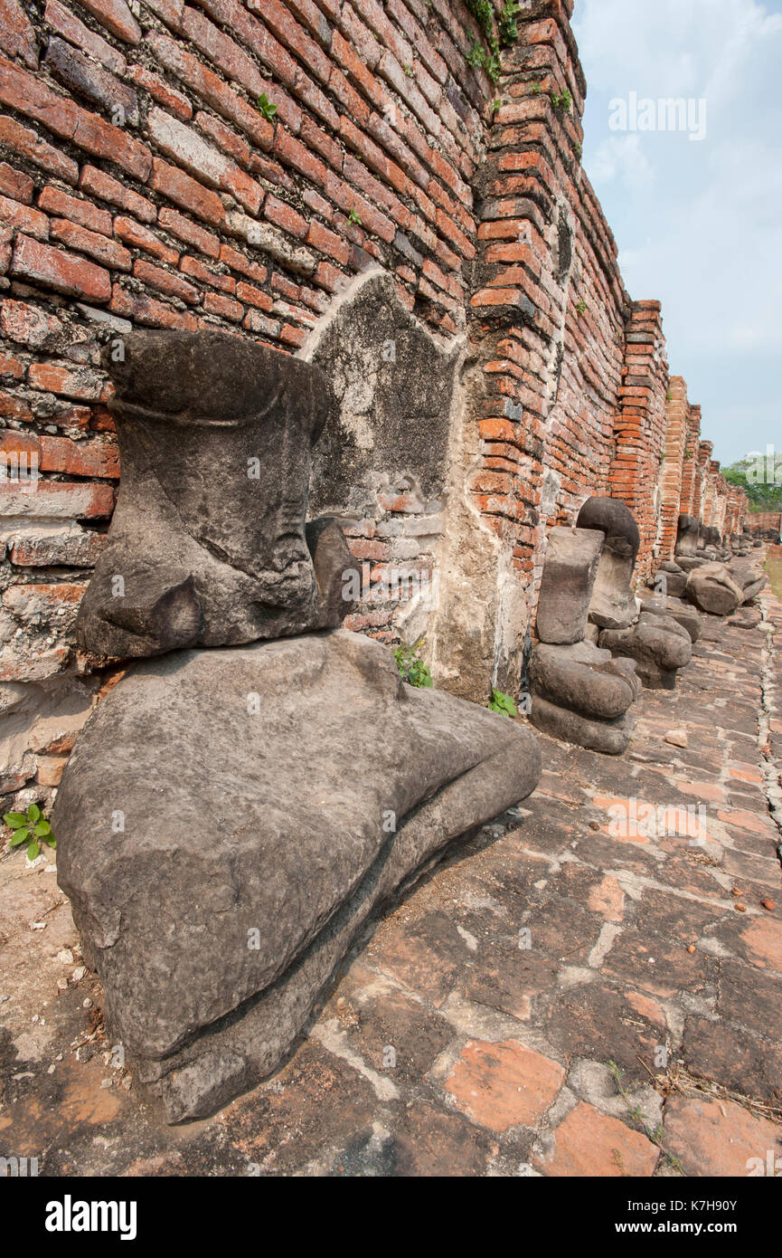 Estatuas de Buda en Wat Mahathat (Templo de la Gran reliquia), Ayutthaya, Tailandia. Foto de stock