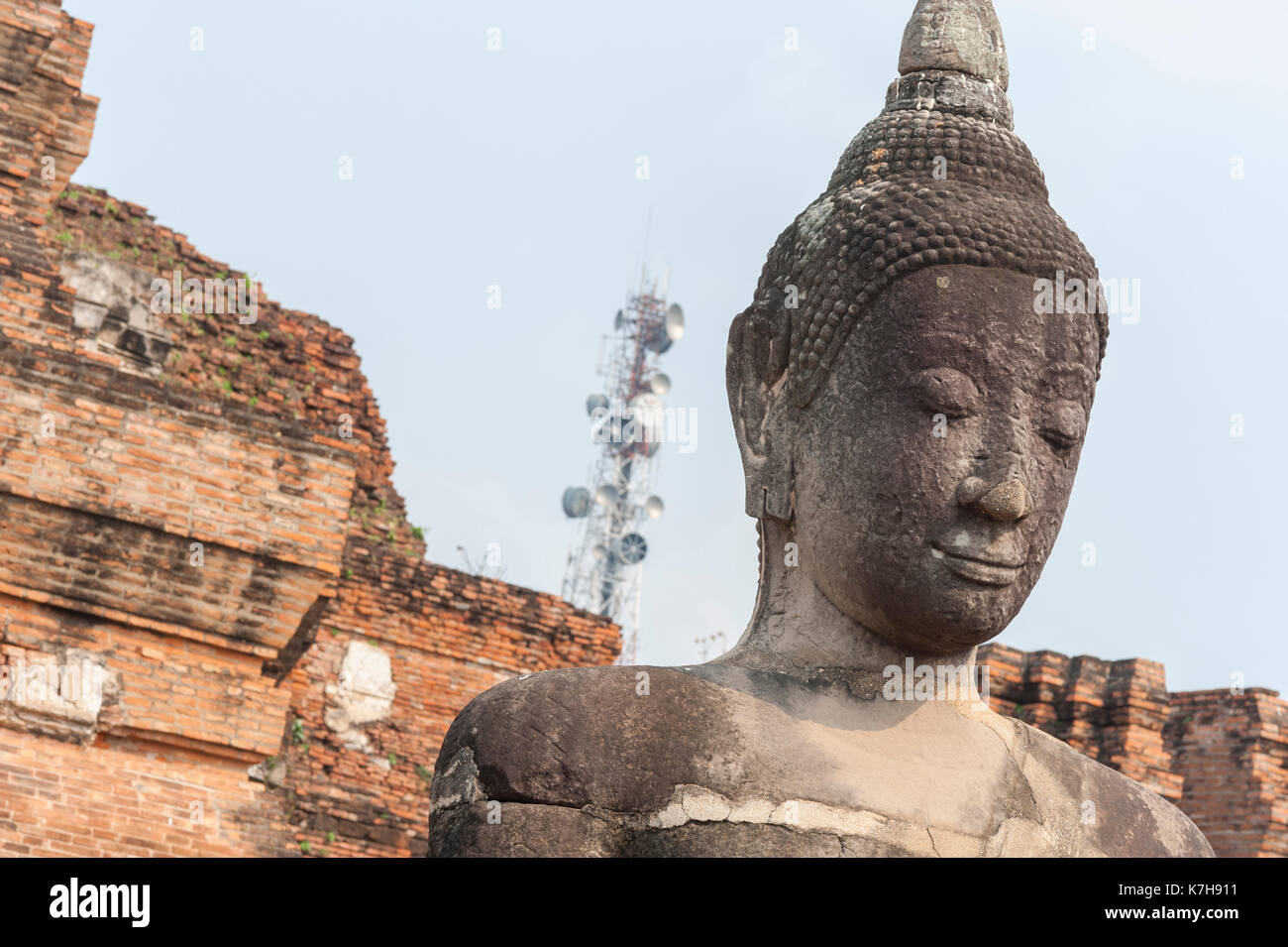 Estatua de Buda y torre satélite en Wat Mahathat (Templo de la Gran reliquia), Ayutthaya, Tailandia. Foto de stock