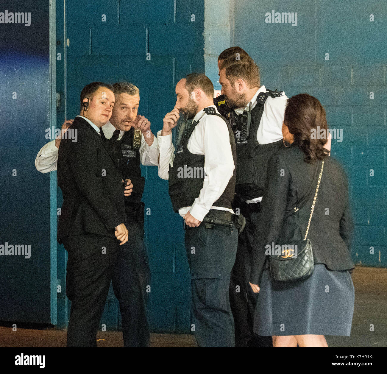 Londres, 16 de septiembre de 2017, manifestantes anti pieles el piquete de Gareth Pugh lfw17 presentación en el BFI IMAX un pequeño grupo de oficiales de la policía llegó y consultado con personal de seguridad crédito: Ian Davidson/alamy live news Foto de stock