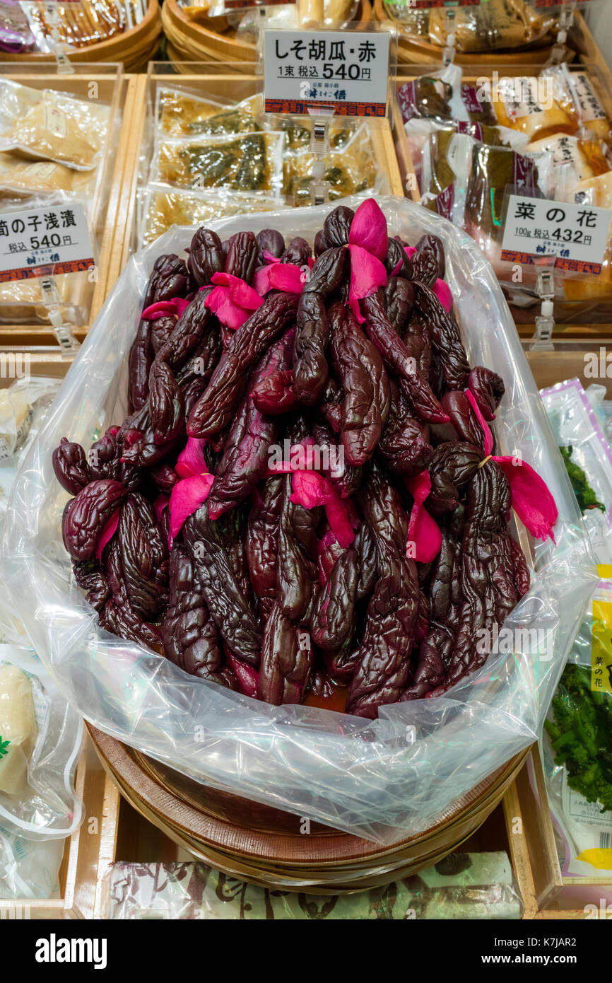 Kyoto, Japón - Mayo 17, 2017: rojo Berenjenas especiadas para venta en el mercado de Nishiki Foto de stock