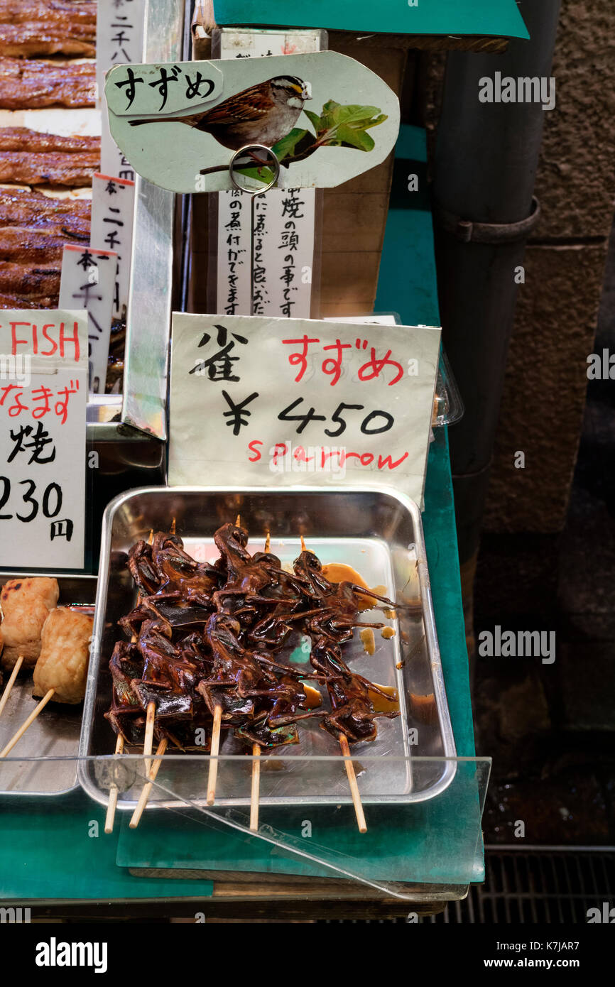 Kyoto, Japón - Mayo 17, 2017: Palos con gorriones marinado a la venta en el mercado de Nishiki Foto de stock