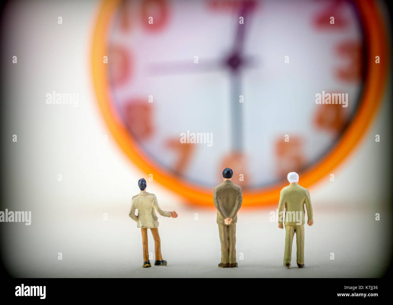 Figuras en miniatura frontal de hombres de negocios ver aislado sobre fondo blanco, imagen conceptual Foto de stock