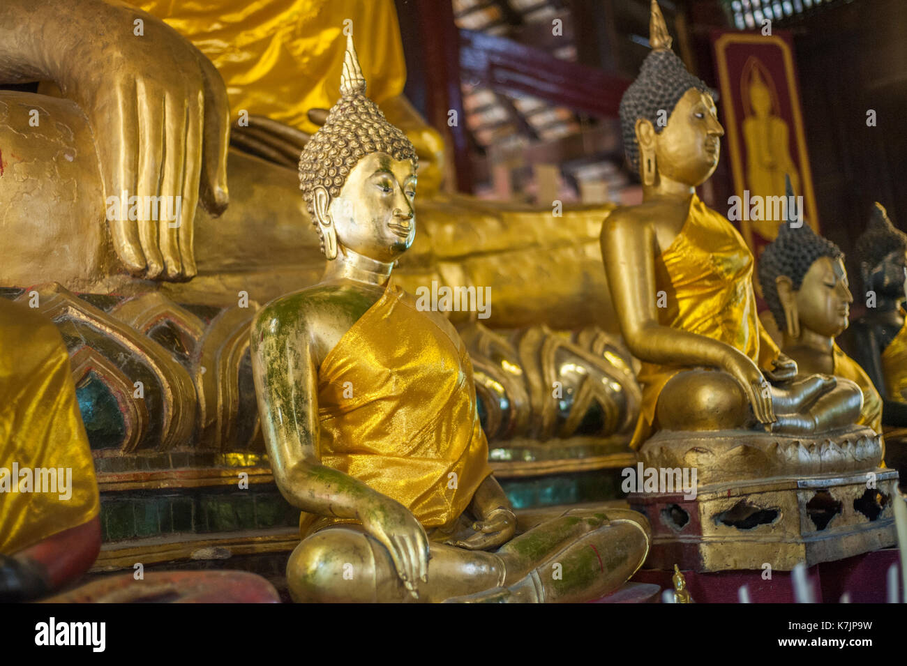 Estatuas de Buda en Wat Phan Tao, Chiang Mai, Tailandia, Sudeste de Asia Foto de stock