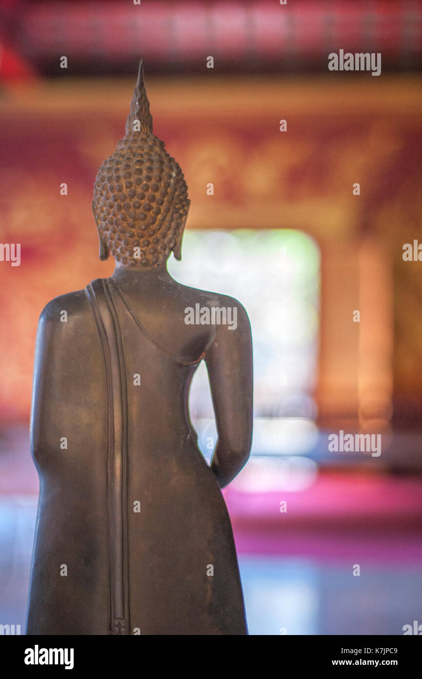 Vista posterior de una estatua de Buda en Wat Chiang Man, Chiang Mai, Tailandia, Sudeste de Asia Foto de stock