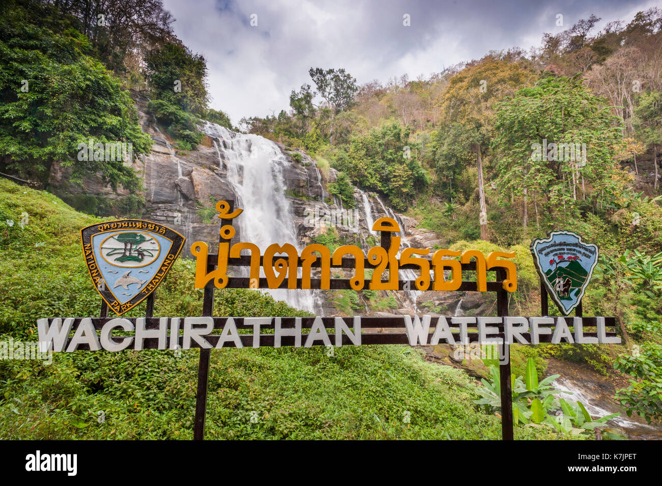 Wachirathan Falls (Diamond Creek Falls) y letrero en el Parque Nacional Doi Inthanon. Distrito de Chom Thong, Provincia de Chiang Mai, Tailandia, Sudeste de Asia Foto de stock