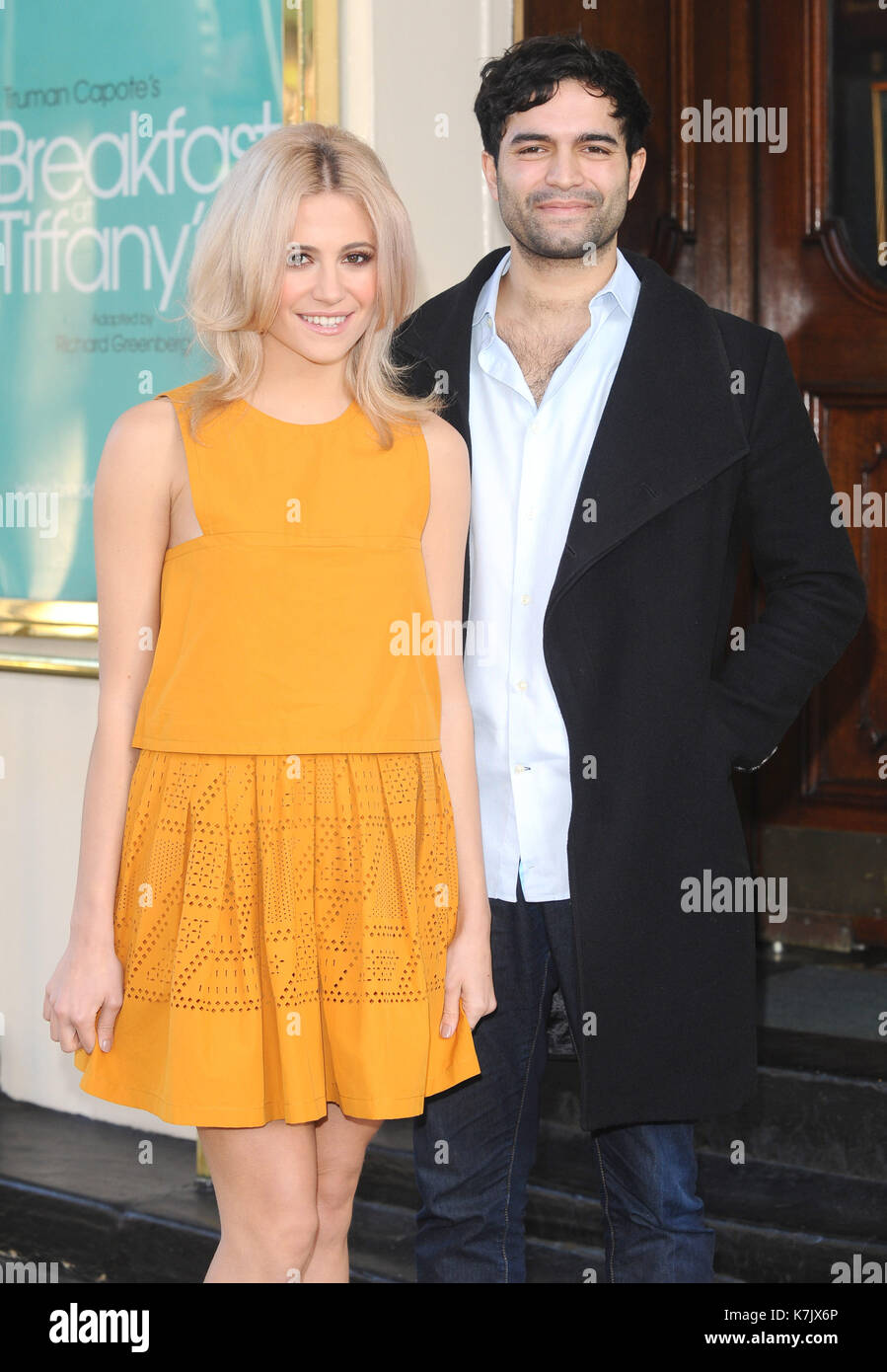 Foto Debe Ser Acreditada ©Kate Green/Alpha Press 079965 28/01/2016 Pixie Lott Y Charlie De Melo Desayuno En Tiffanys Photocall Theatre Royal Haymarket London Foto de stock