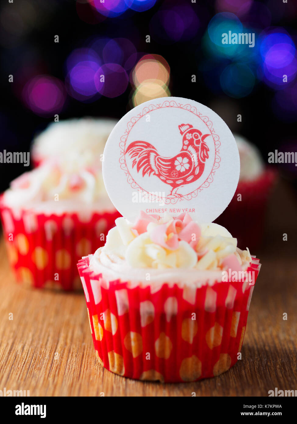 Feliz año nuevo chino gallo decoración pastel cup Fotografía de stock -  Alamy