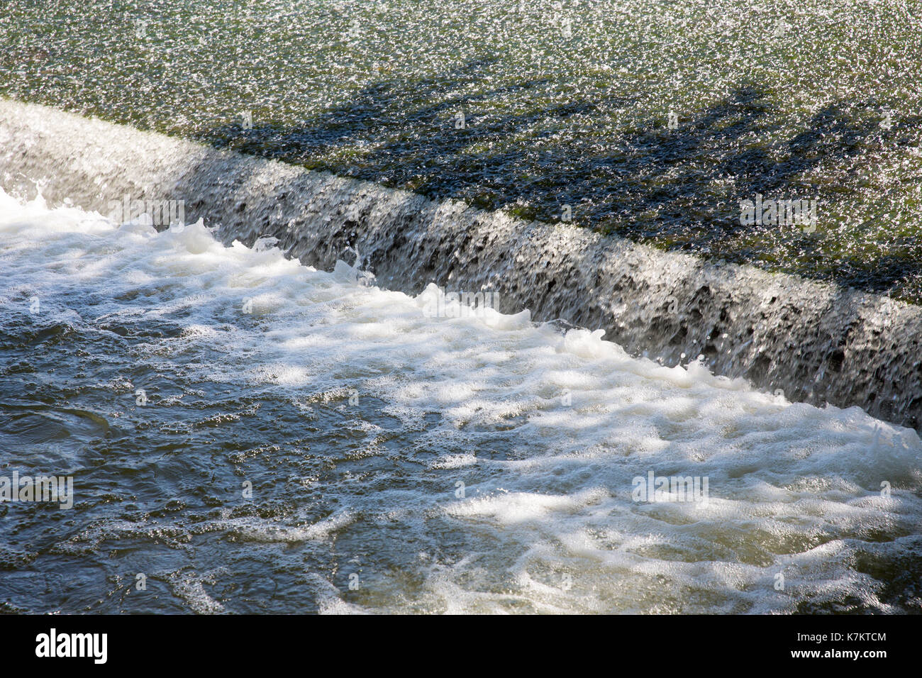 Weir y el flujo de agua sobre el río Duero, en Castilla y León, España Foto de stock