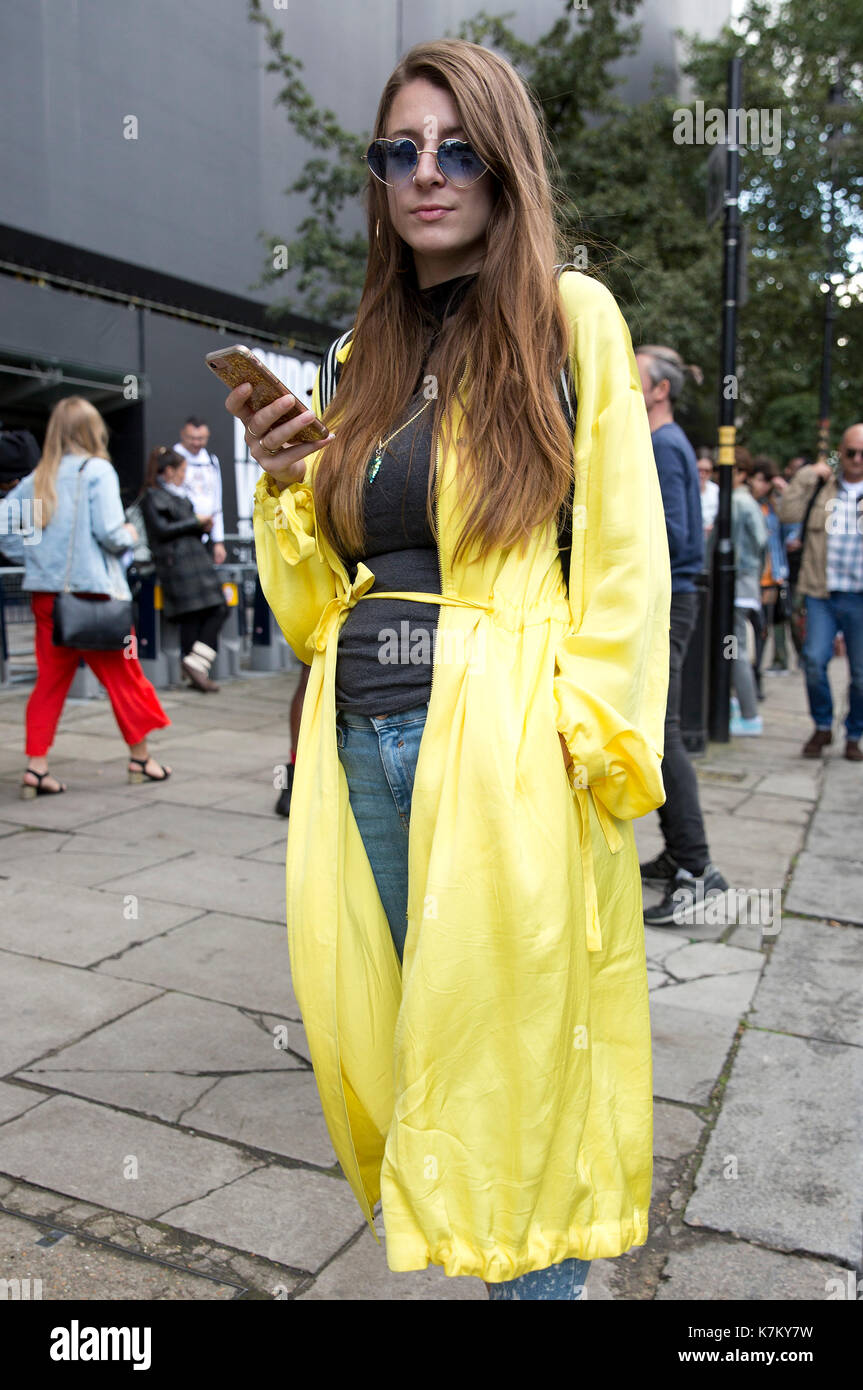 Chantal des vignes, editor de la revista de moda del hambre, vestida de  amarillo se muestra fuera de la BFC mostrar el espectáculo Espacio durante  la semana de la moda de Londres