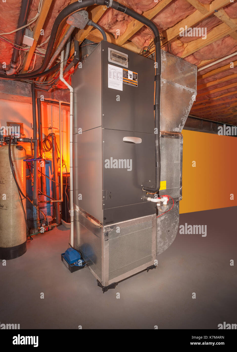 Cámara de aire caliente forzado y sistema de aire acondicionado en el sótano Foto de stock