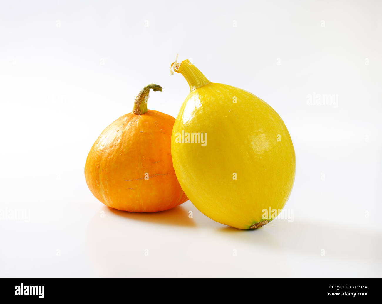 Calabazas naranjas frescas fotografías e imágenes de alta resolución