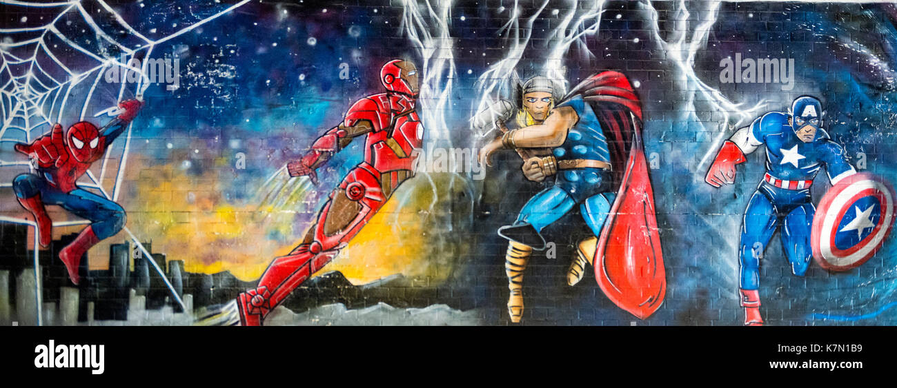 Los superhéroes de cómic, el hombre araña, el hombre de hierro, tron y el Capitán  América, graffiti, Londres, Inglaterra, Gran Bretaña Fotografía de stock -  Alamy