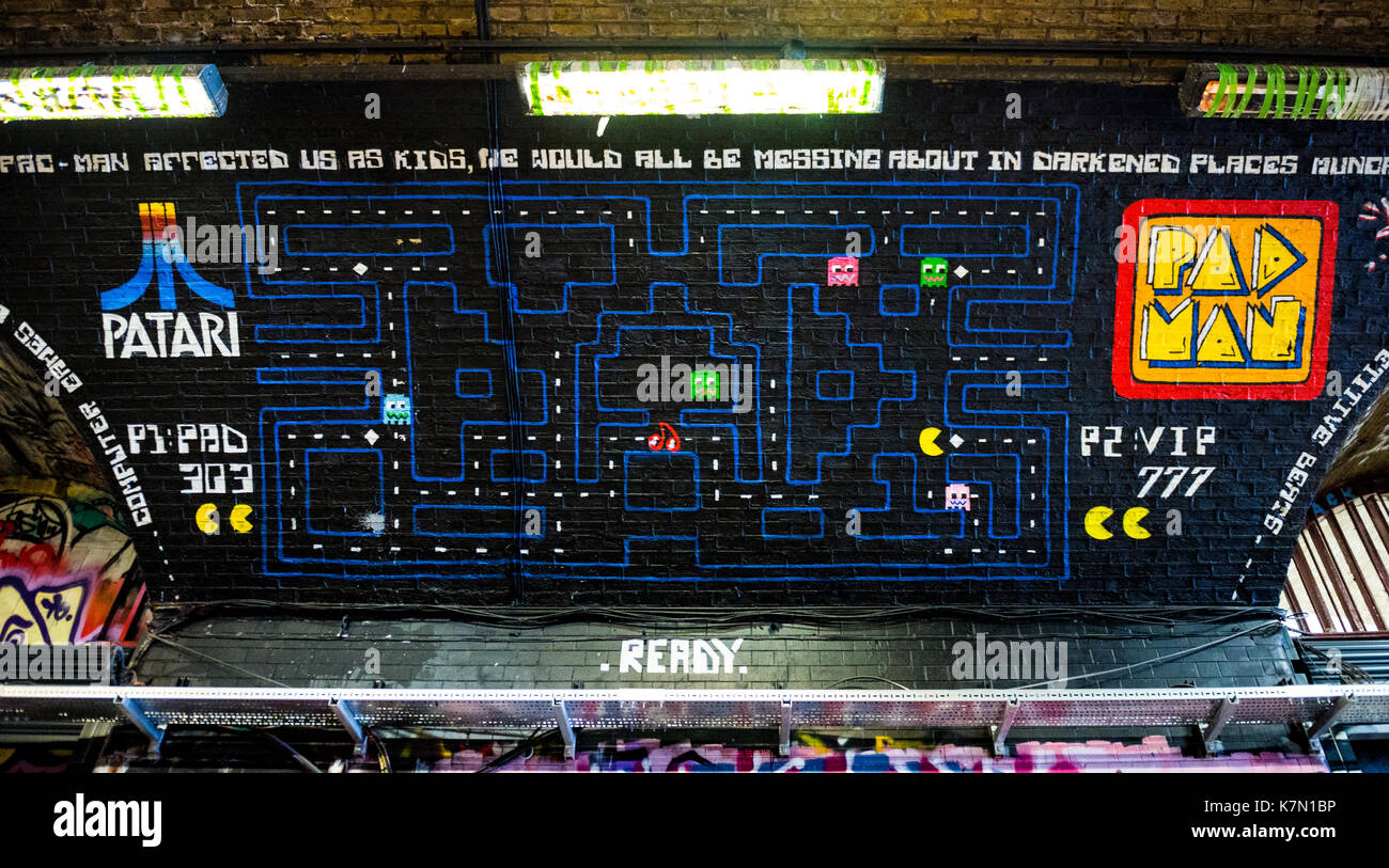 Graffiti del videojuego Pac-man en un túnel peatonal, Londres, Inglaterra, Gran Bretaña Foto de stock