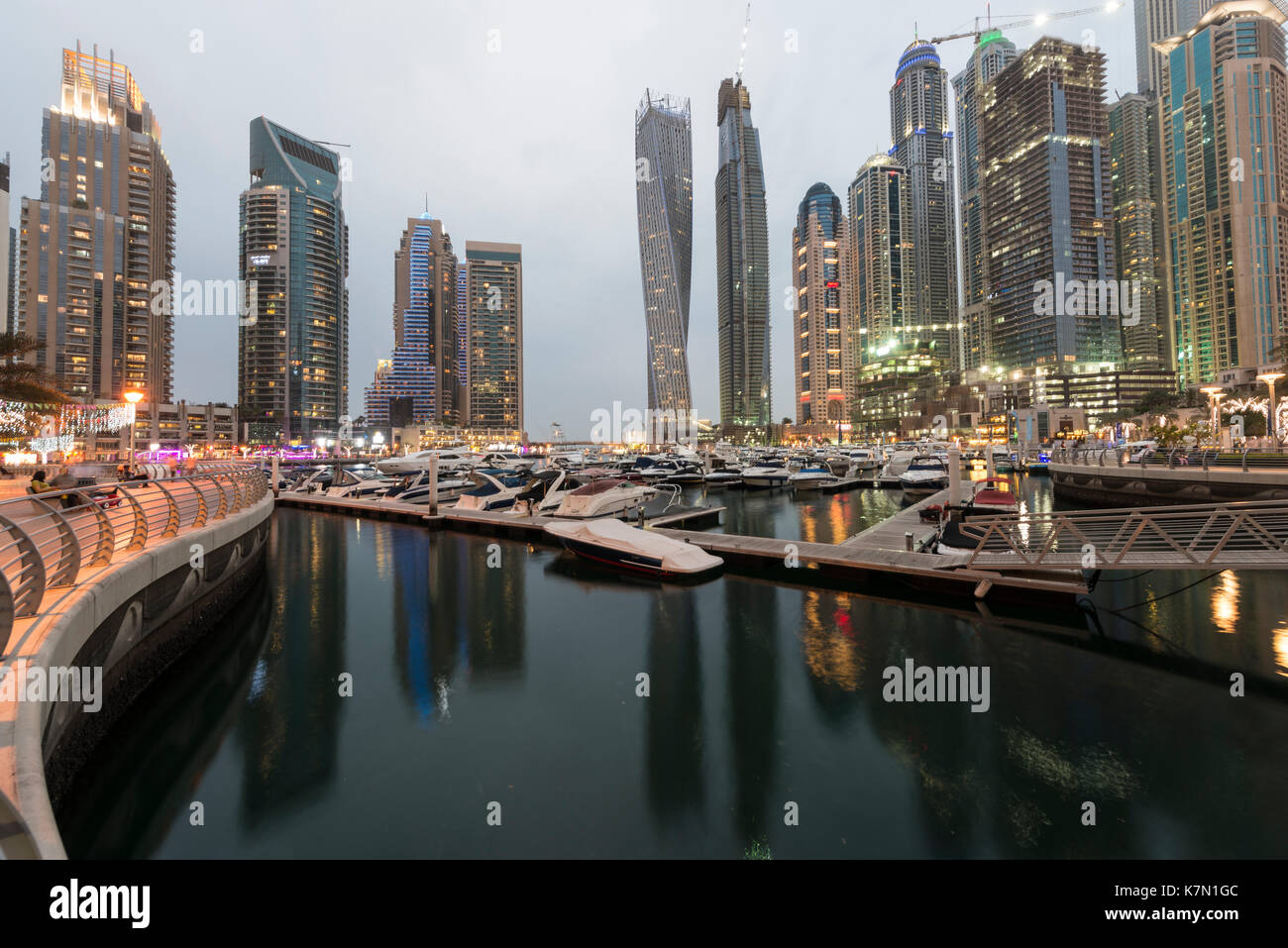 Marina, rascacielos al anochecer, Dubai Marina, Dubai, Emiratos Árabes Unidos. Foto de stock