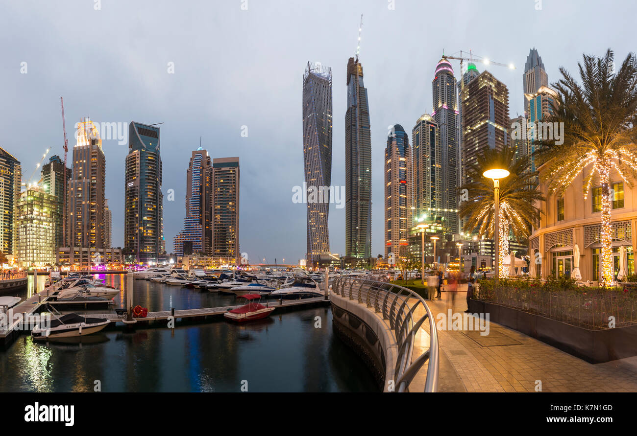 Marina, los rascacielos al atardecer, Dubai Marina, Dubai, Emiratos Árabes Unidos. Foto de stock