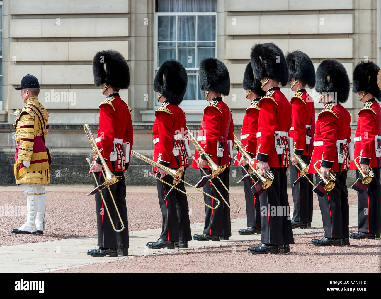 La banda de música, los guardias de la guardia real con bearskin pac, cambiando el tradicional cambio de guardia, el palacio de Buckingham, Londres Foto de stock