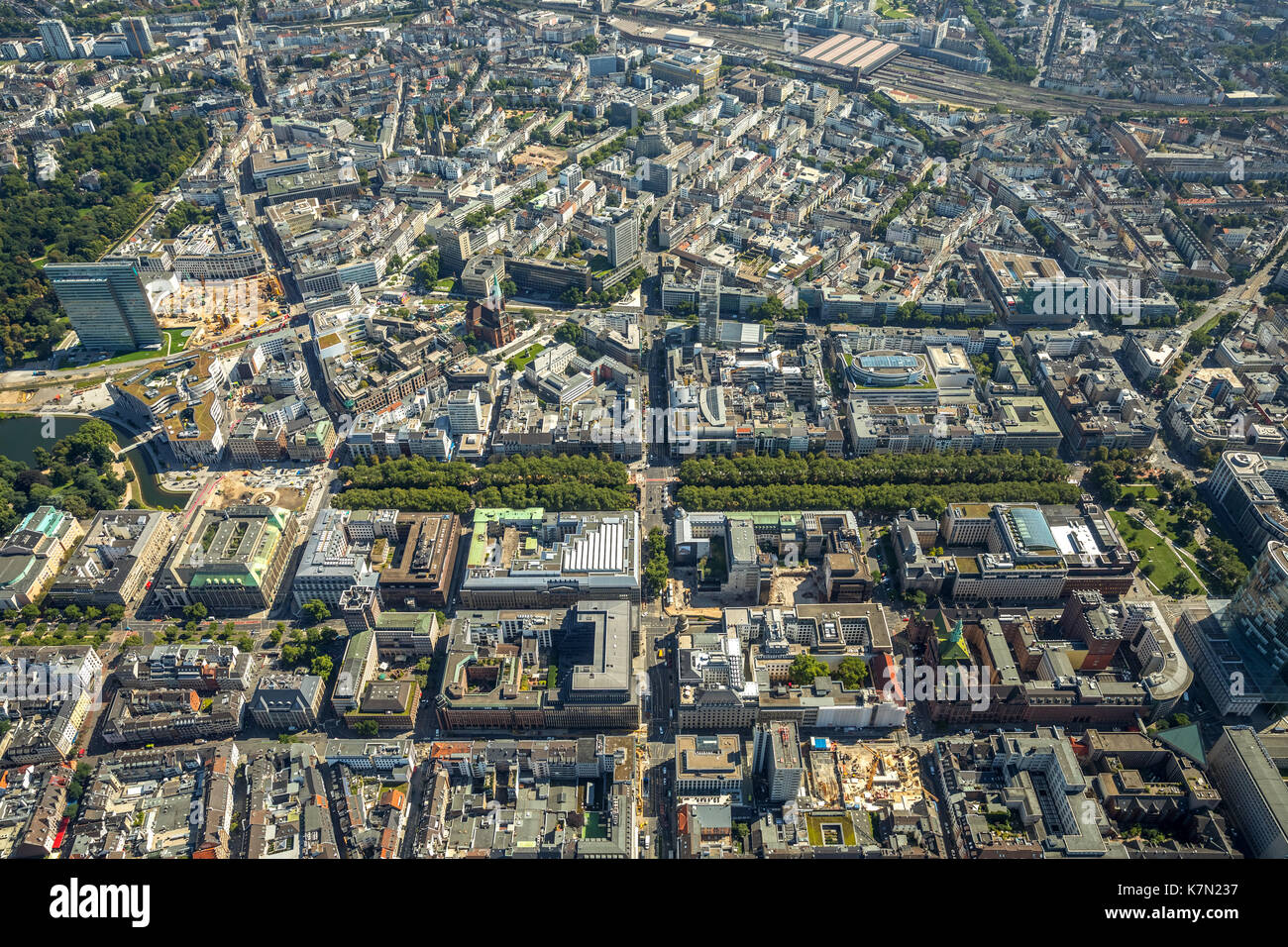 Vista de Königsallee y del distrito central de negocios, Düsseldorf, Renania del Norte-Westfalia, Alemania Foto de stock