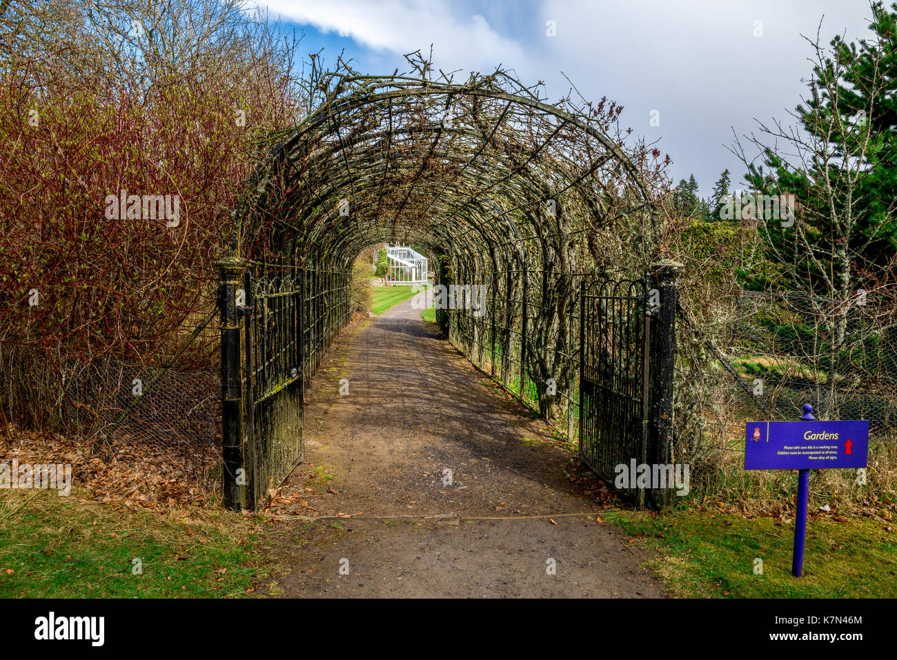 Arco de entrada a los jardines en el castillo de Balmoral, aberdeenshire, Escocia Foto de stock