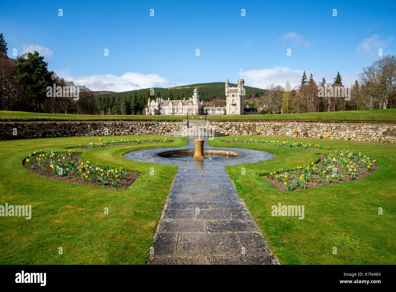 Fuera de jardín y una fuente con antecedentes en el castillo de Balmoral, Escocia Foto de stock