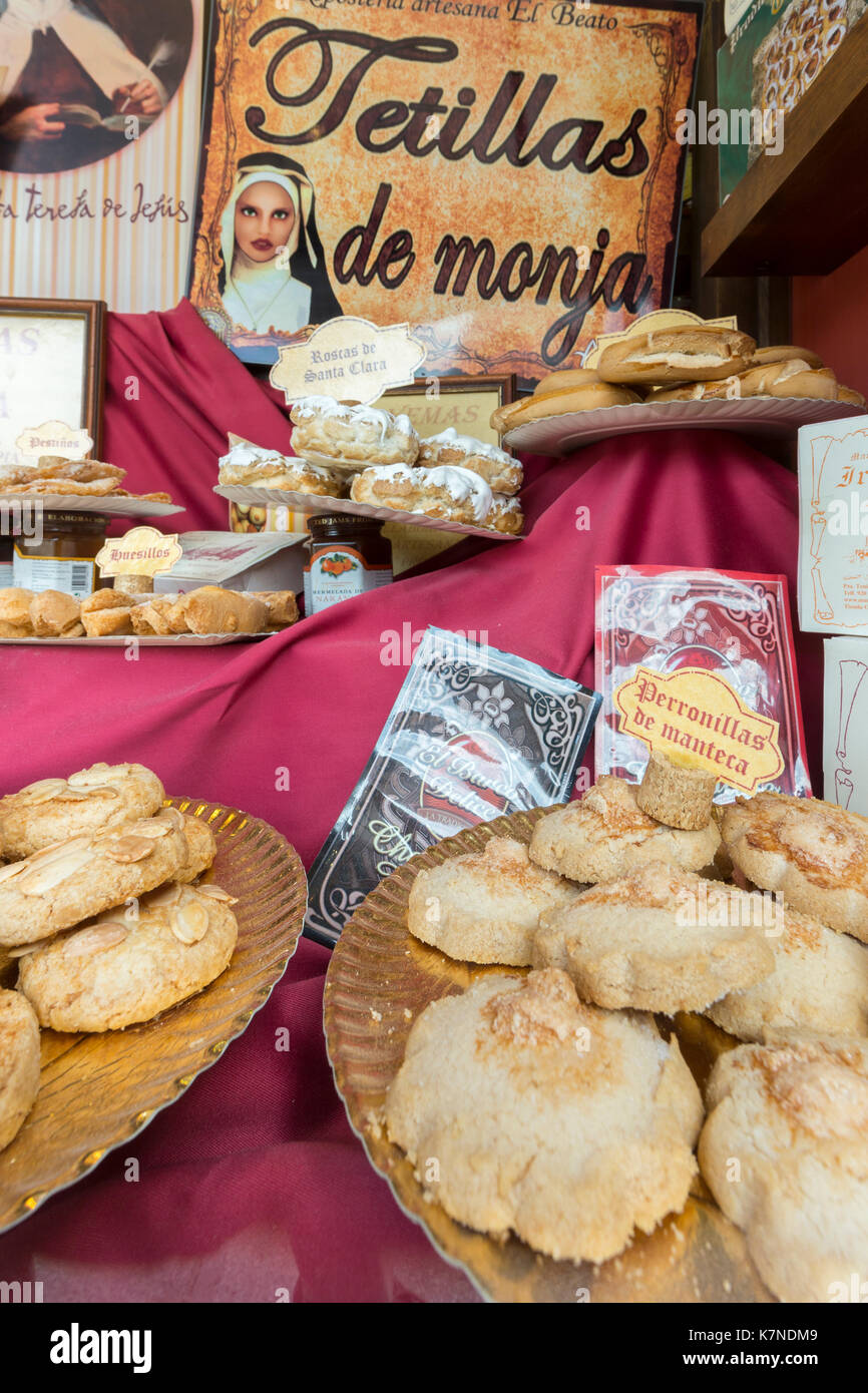 Española tradicional de galletas, pasteles y tartas como regalos y  recuerdos a la venta en tienda en Avila, España Fotografía de stock - Alamy
