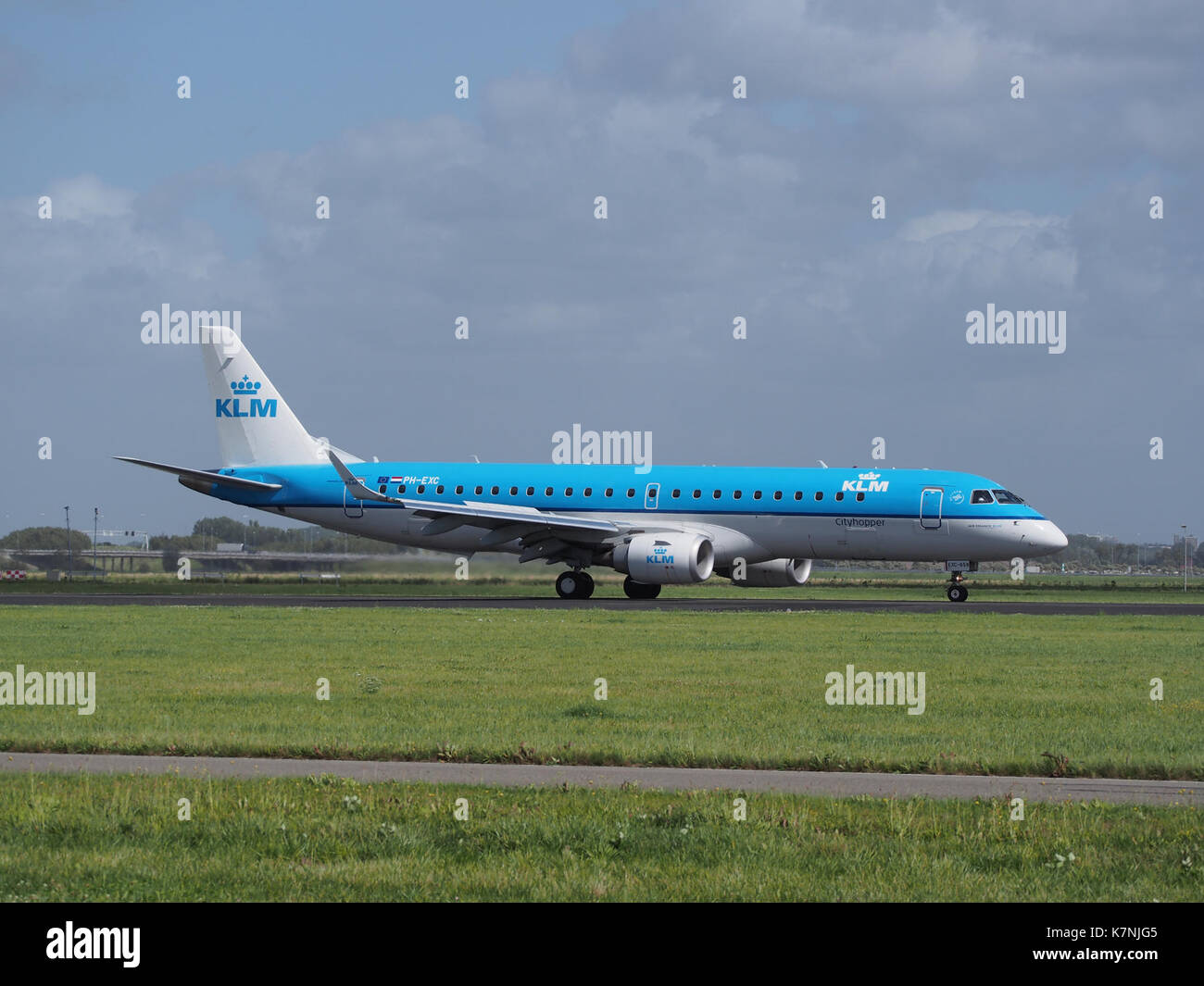 PH-EXC KLM cityhopper Embraer ERJ-190ETS-190-100 (ERJ) que aterrizaba en el aeropuerto de Schiphol (EHAM-AMS) pista 18R pic1 Foto de stock