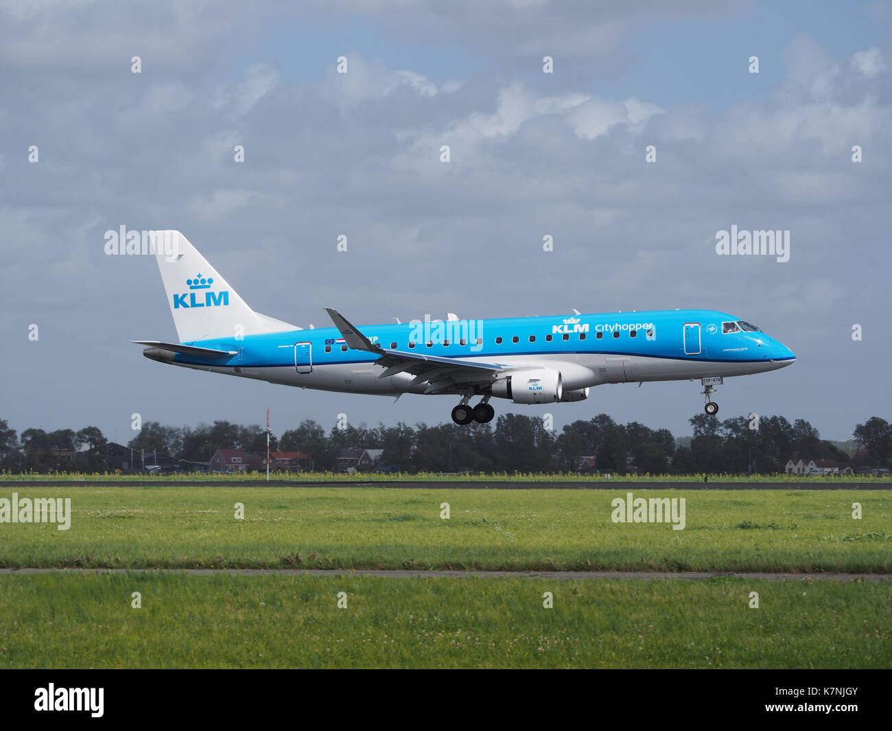 KLM cityhopper PH-EXP Embraer ERJ-175 ETS-170-200 (ERJ) que aterrizaba en el aeropuerto de Schiphol (EHAM-AMS) pista 18R pic3 Foto de stock