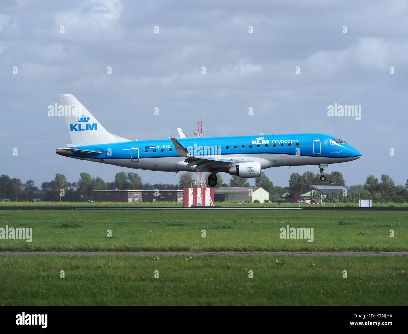 KLM cityhopper PH-EXG Embraer ERJ-175 ETS-170-200 (ERJ) que aterrizaba en el aeropuerto de Schiphol (EHAM-AMS) pista 18R pic2 Foto de stock