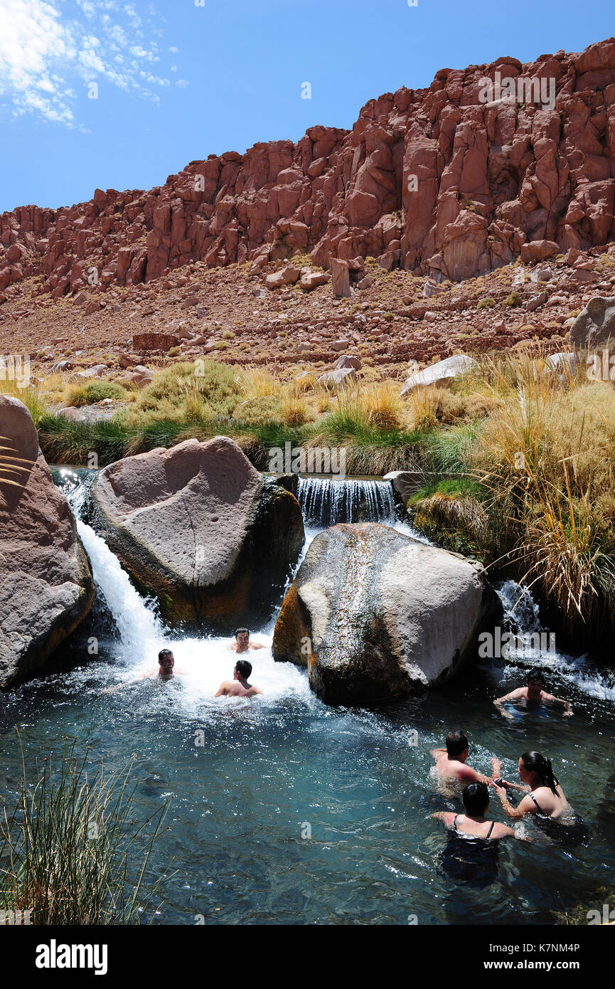 Las personas bañándose en las aguas de las Termas de Puritama, cerca de San Pedro de Atacama, en el norte de Chile. Foto de stock