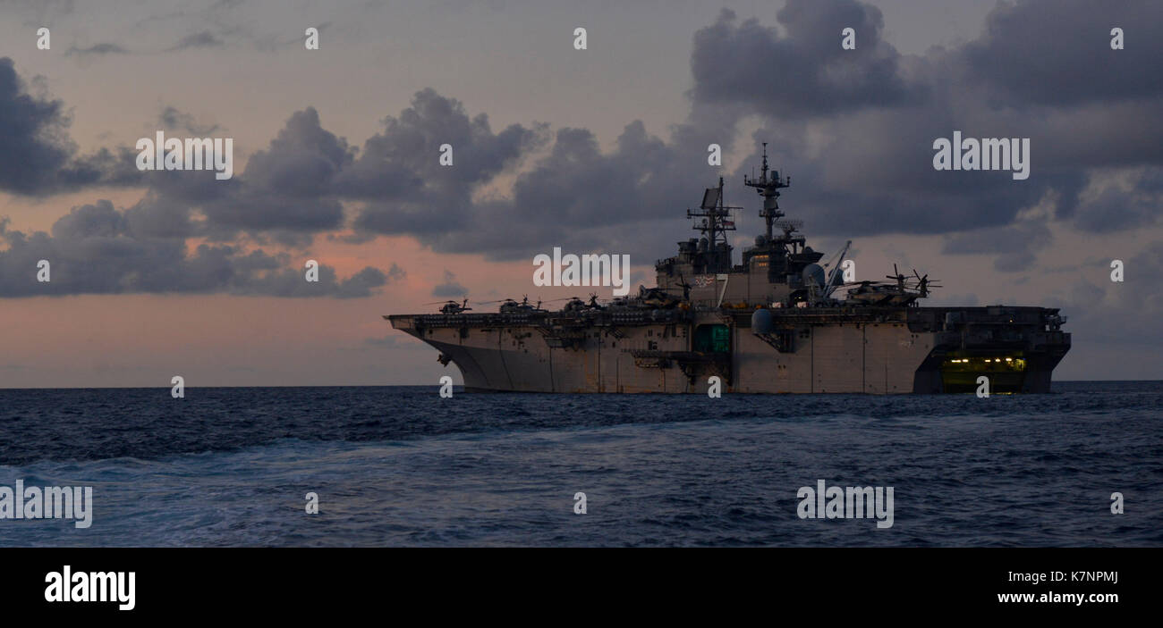 El buque de asalto anfibio USS Iwo Jima (LHD 7) Foto de stock