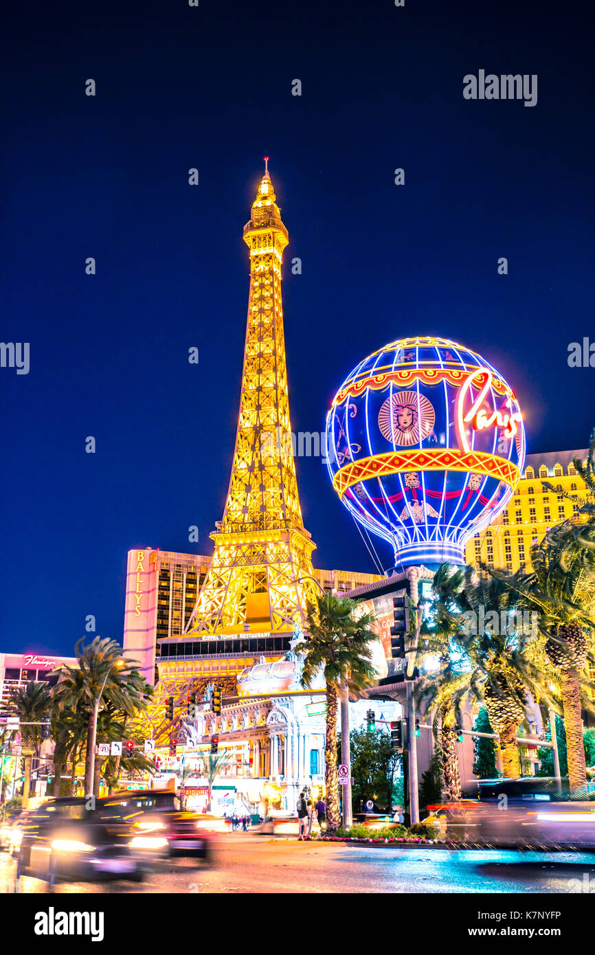 LAS VEGAS, Nevada - Mayo 17, 2017: Hermosa vista nocturna de Las Vegas con Casino y Resort París hoteles en vista. Foto de stock