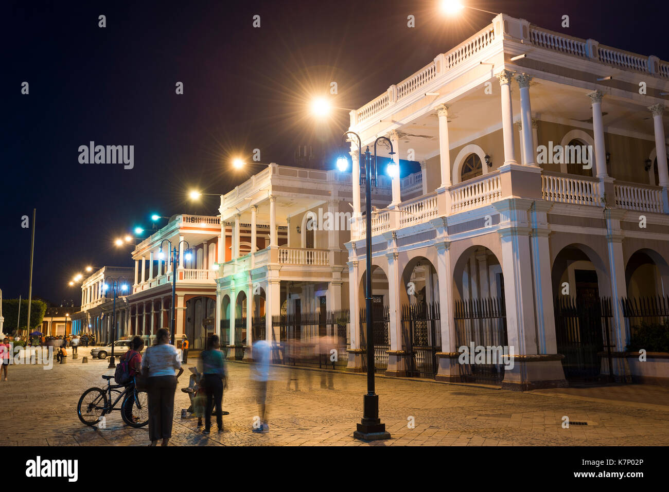 Noche en la plaza principal Parque Central, casco antiguo de Granada, Nicaragua Foto de stock