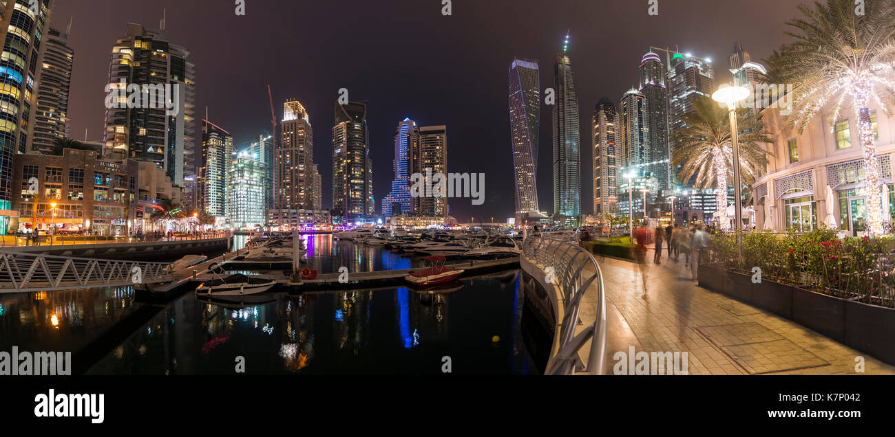 Marina en la noche, rascacielos, Dubai Marina, Dubai, Emiratos Árabes Unidos. Foto de stock