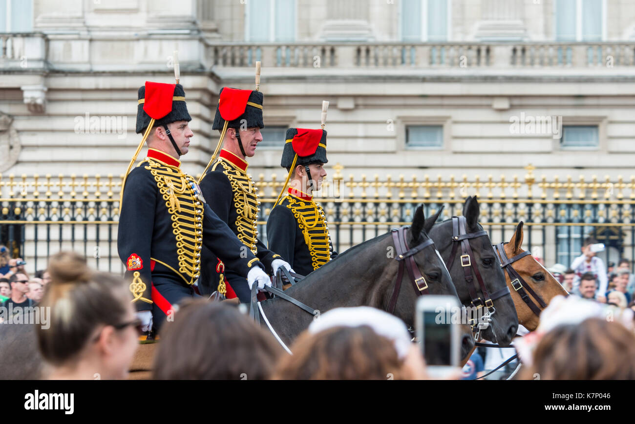 Los jinetes, protectores, patrulla en frente del palacio de buckingham, cambio de guardia, tradicional cambiando, Londres, Inglaterra, Gran Bretaña Foto de stock