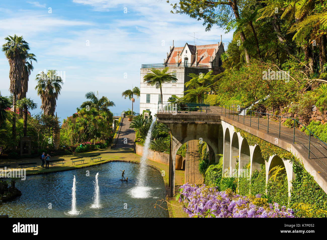 Palacio histórico, lago y características del agua en el jardín botánico, el jardín tropical de Monte Palace, el monte, isla de Madeira, Portugal Foto de stock
