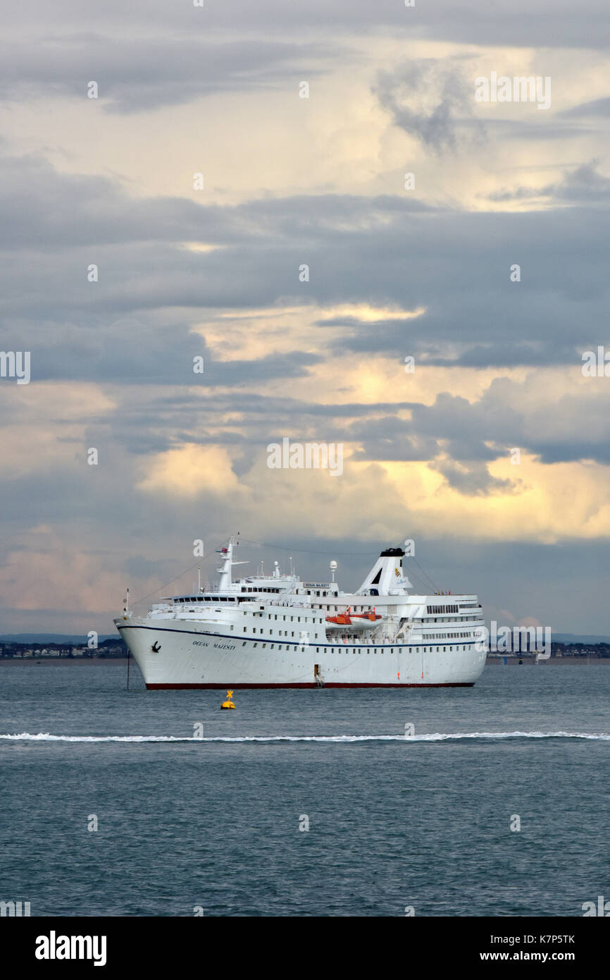 Ocean majestad crucero o camisa en el Solent fuera de Southampton y la isla de Wight en Cowes. Foto de stock