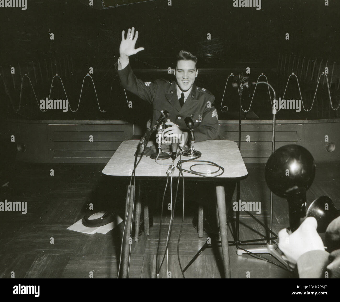 El 1 de marzo de 1960, el sargento. A. Elvis Presley, 32ª blindada, 3ª División Blindada, contesta a las preguntas para el personal civil y militar de la prensa durante la última conferencia de prensa realizó mientras estaba en Alemania. Foto de stock