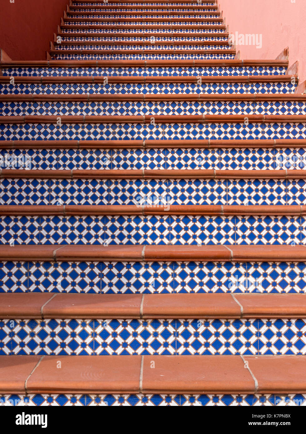 Pasos de terracota con baldosas azules y blancas. Foto de stock